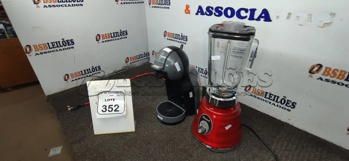 LOTE 352 - 01 CAFETEIRA MARCA ARNO E 01 LIQUIDIFICADOR MARCA OSTER. (NO ESTADO) ATENÇÃO! FAZER A VISITAÇÃO ANTES DE ARREMATAR, NÃO SABEMOS SE FUNCIONA, LEILÃO NÃO TEM GARANTIA E NEM DEVOLUÇÃO, SUJEITO A POSSÍVEIS AVARIAS VISÍVEIS/OCULTAS E/OU AUSÊNCIA DE COMPONENTES.