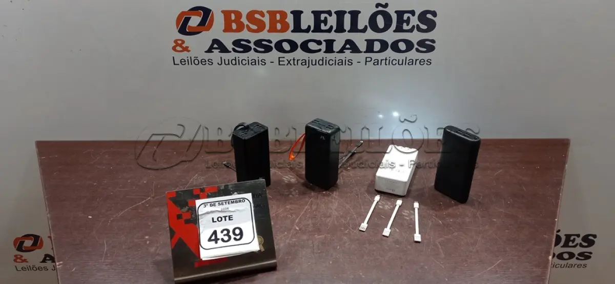 LOTE 439 - 04 POWER BANKS DE MARCAS E MODELOS DIVERSOS. (NO ESTADO) ATENÇÃO! FAZER A VISITAÇÃO ANTES DE ARREMATAR, NÃO SABEMOS SE FUNCIONA, LEILÃO NÃO TEM GARANTIA E NEM DEVOLUÇÃO, SUJEITO A POSSÍVEIS AVARIAS VISÍVEIS/OCULTAS E/OU AUSÊNCIA DE COMPONENTES.