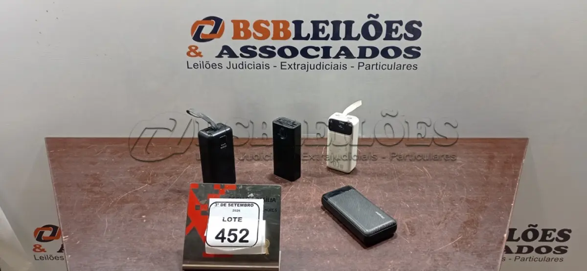 LOTE 452 - 04 POWER BANKS DE MARCAS E MODELOS DIVERSOS. (NO ESTADO) ATENÇÃO! FAZER A VISITAÇÃO ANTES DE ARREMATAR, NÃO SABEMOS SE FUNCIONA, LEILÃO NÃO TEM GARANTIA E NEM DEVOLUÇÃO, SUJEITO A POSSÍVEIS AVARIAS VISÍVEIS/OCULTAS E/OU AUSÊNCIA DE COMPONENTES.