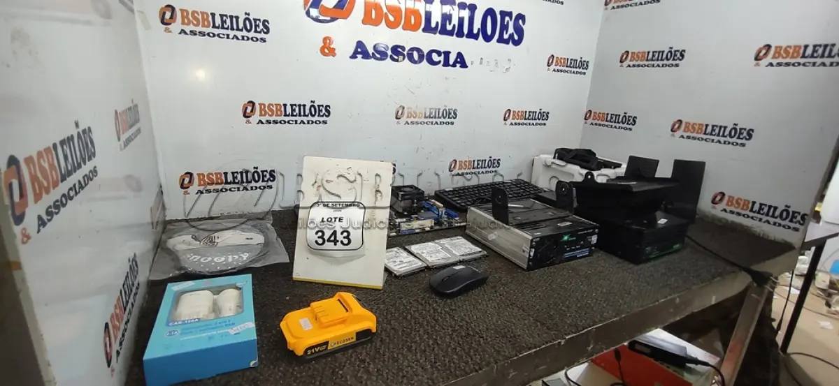 LOTE 343 - 01 CONVERSOR FLUTUADOR CHAVEADO, 01 FONTE DE ALIMENTAÇÃO, 01 PLACA MÃE, 3 HDS, 02 CAIXAS DE SOM MULTIMIDIA, 02 TECLADOS, 01 MOUSE E VÁRIOS SUPORTES PARA CELULAR. (NO ESTADO) ATENÇÃO! FAZER A VISITAÇÃO ANTES DE ARREMATAR, NÃO SABEMOS SE FUNCIONA, LEILÃO NÃO TEM GARANTIA E NEM DEVOLUÇÃO, SUJEITO A POSSÍVEIS AVARIAS VISÍVEIS/OCULTAS E/OU AUSÊNCIA DE COMPONENTES.
