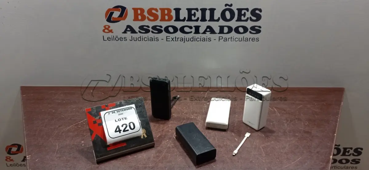 LOTE 420 - 04 POWER BANKS DE MARCAS E MODELOS DIVERSOS. (NO ESTADO) ATENÇÃO! FAZER A VISITAÇÃO ANTES DE ARREMATAR, NÃO SABEMOS SE FUNCIONA, LEILÃO NÃO TEM GARANTIA E NEM DEVOLUÇÃO, SUJEITO A POSSÍVEIS AVARIAS VISÍVEIS/OCULTAS E/OU AUSÊNCIA DE COMPONENTES.