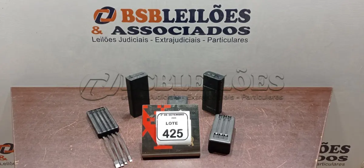 LOTE 425 - 04 POWER BANKS DE MARCAS E MODELOS DIVERSOS. (NO ESTADO) ATENÇÃO! FAZER A VISITAÇÃO ANTES DE ARREMATAR, NÃO SABEMOS SE FUNCIONA, LEILÃO NÃO TEM GARANTIA E NEM DEVOLUÇÃO, SUJEITO A POSSÍVEIS AVARIAS VISÍVEIS/OCULTAS E/OU AUSÊNCIA DE COMPONENTES.