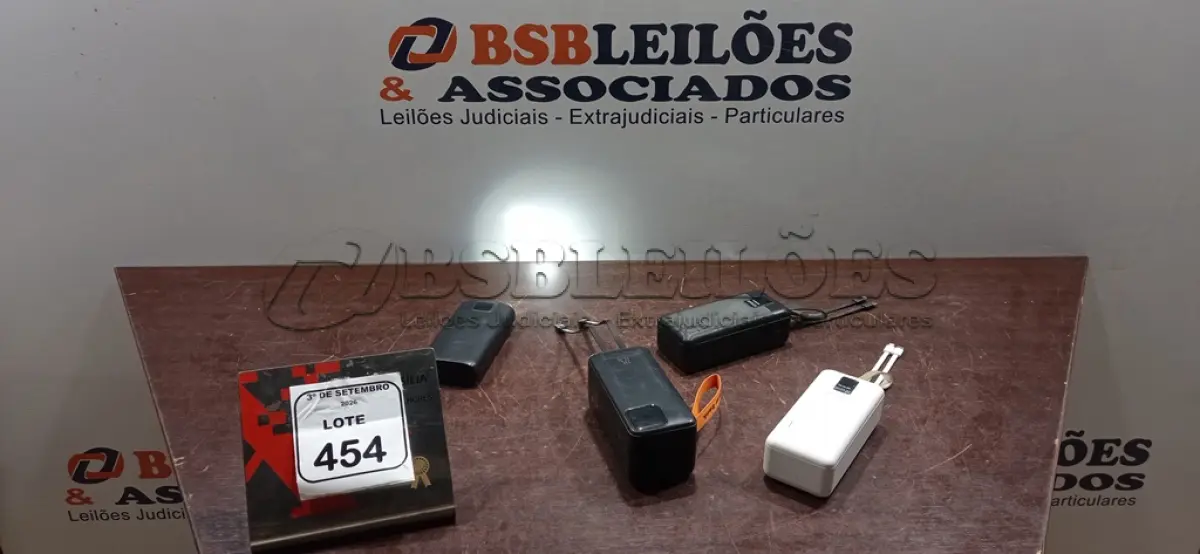 LOTE 454 - 04 POWER BANKS DE MARCAS E MODELOS DIVERSOS. (NO ESTADO) ATENÇÃO! FAZER A VISITAÇÃO ANTES DE ARREMATAR, NÃO SABEMOS SE FUNCIONA, LEILÃO NÃO TEM GARANTIA E NEM DEVOLUÇÃO, SUJEITO A POSSÍVEIS AVARIAS VISÍVEIS/OCULTAS E/OU AUSÊNCIA DE COMPONENTES.
