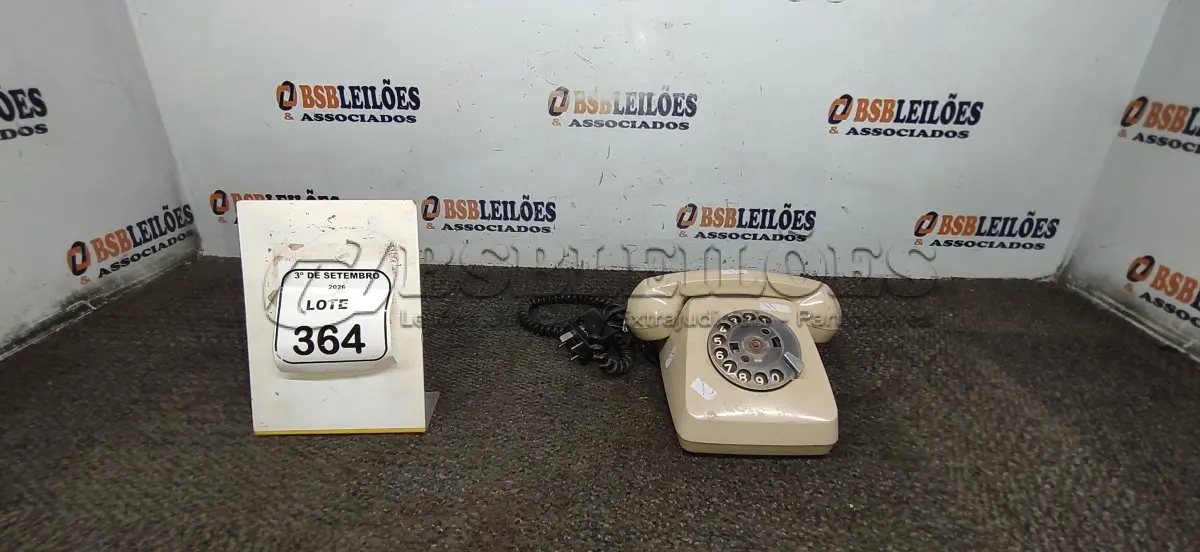LOTE 364 - 01 APARELHO DE TELEFONE DE DISCO RETRÔ. (NO ESTADO) ATENÇÃO! FAZER A VISITAÇÃO ANTES DE ARREMATAR, NÃO SABEMOS SE FUNCIONA, LEILÃO NÃO TEM GARANTIA E NEM DEVOLUÇÃO, SUJEITO A POSSÍVEIS AVARIAS VISÍVEIS/OCULTAS E/OU AUSÊNCIA DE COMPONENTES.