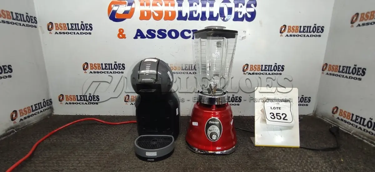 LOTE 352 - 01 CAFETEIRA MARCA ARNO E 01 LIQUIDIFICADOR MARCA OSTER. (NO ESTADO) ATENÇÃO! FAZER A VISITAÇÃO ANTES DE ARREMATAR, NÃO SABEMOS SE FUNCIONA, LEILÃO NÃO TEM GARANTIA E NEM DEVOLUÇÃO, SUJEITO A POSSÍVEIS AVARIAS VISÍVEIS/OCULTAS E/OU AUSÊNCIA DE COMPONENTES.