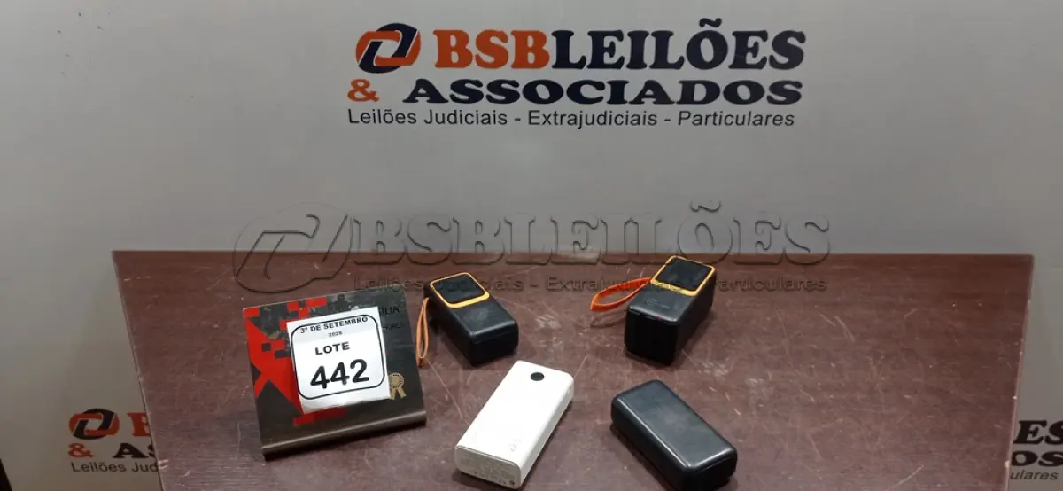 LOTE 442 - 04 POWER BANKS DE MARCAS E MODELOS DIVERSOS. (NO ESTADO) ATENÇÃO! FAZER A VISITAÇÃO ANTES DE ARREMATAR, NÃO SABEMOS SE FUNCIONA, LEILÃO NÃO TEM GARANTIA E NEM DEVOLUÇÃO, SUJEITO A POSSÍVEIS AVARIAS VISÍVEIS/OCULTAS E/OU AUSÊNCIA DE COMPONENTES.