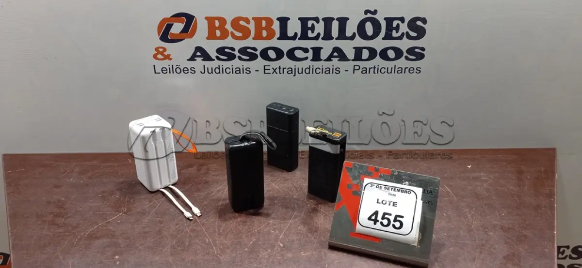 LOTE 455 - 04 POWER BANKS DE MARCAS E MODELOS DIVERSOS. (NO ESTADO) ATENÇÃO! FAZER A VISITAÇÃO ANTES DE ARREMATAR, NÃO SABEMOS SE FUNCIONA, LEILÃO NÃO TEM GARANTIA E NEM DEVOLUÇÃO, SUJEITO A POSSÍVEIS AVARIAS VISÍVEIS/OCULTAS E/OU AUSÊNCIA DE COMPONENTES.