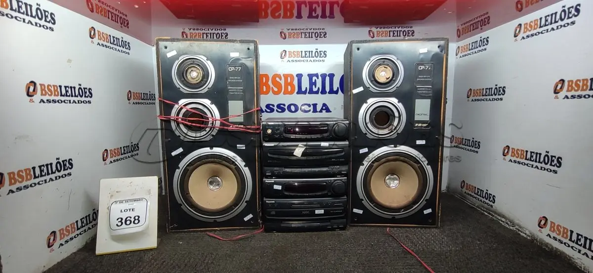 LOTE 368 - 01 APARELHO DE SOM MODELO SU-DH70 MARCA PANASONIC E 02 CAIXAS DE SOM MODELO CP-77. (NO ESTADO) ATENÇÃO! FAZER A VISITAÇÃO ANTES DE ARREMATAR, NÃO SABEMOS SE FUNCIONA, LEILÃO NÃO TEM GARANTIA E NEM DEVOLUÇÃO, SUJEITO A POSSÍVEIS AVARIAS VISÍVEIS/OCULTAS E/OU AUSÊNCIA DE COMPONENTES.