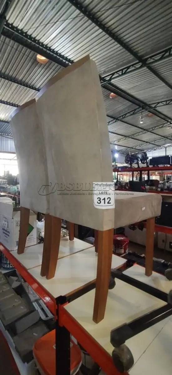 LOTE 312 - 02 CADEIRAS DE MADEIRA COM ASSENTO ALMOFADADO. (NO ESTADO) ATENÇÃO! FAZER A VISITAÇÃO ANTES DE ARREMATAR, NÃO SABEMOS SE FUNCIONA, LEILÃO NÃO TEM GARANTIA E NEM DEVOLUÇÃO, SUJEITO A POSSÍVEIS AVARIAS VISÍVEIS/OCULTAS E/OU AUSÊNCIA DE COMPONENTES.
