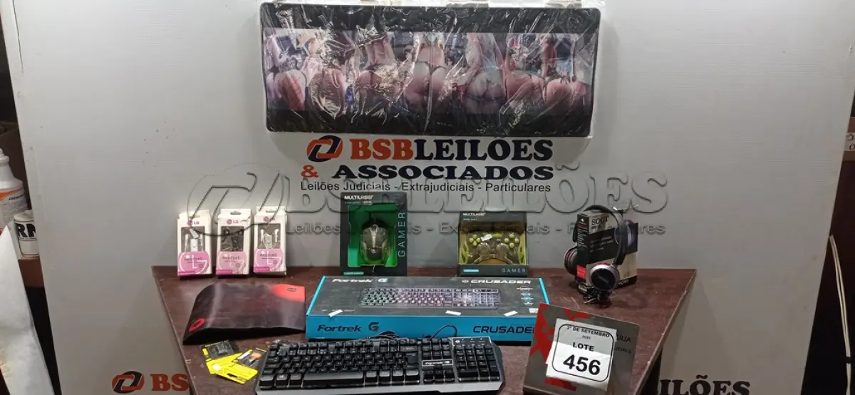 LOTE 456 - 01 TECLADO DE PC, 02 HEADPHONES, 01 CONTROLE DE VÍDEO GAME, 02 MOUSES PAD, 01 MOUSE GAMER, 03 FONES DE OUVIDO E 03 ADAPTADORES DE MICRO USB. (NO ESTADO) ATENÇÃO! FAZER A VISITAÇÃO ANTES DE ARREMATAR, NÃO SABEMOS SE FUNCIONA, LEILÃO NÃO TEM GARANTIA E NEM DEVOLUÇÃO, SUJEITO A POSSÍVEIS AVARIAS VISÍVEIS/OCULTAS E/OU AUSÊNCIA DE COMPONENTES.