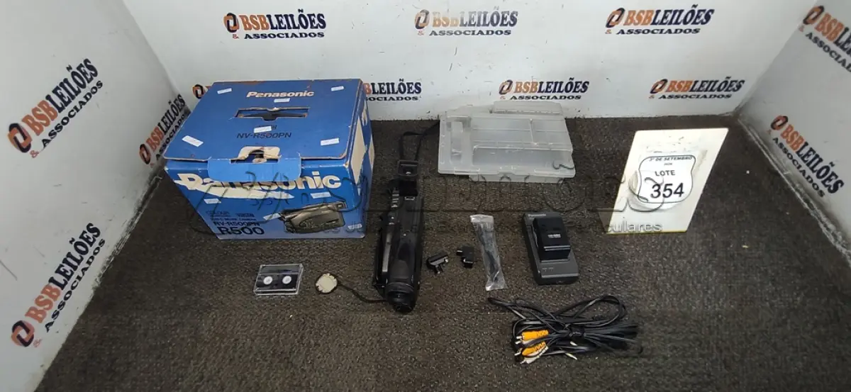 LOTE 354 - 01 FILMADORA MODELO NV-R500PN MARCA PANASONIC. (NO ESTADO) ATENÇÃO! FAZER A VISITAÇÃO ANTES DE ARREMATAR, NÃO SABEMOS SE FUNCIONA, LEILÃO NÃO TEM GARANTIA E NEM DEVOLUÇÃO, SUJEITO A POSSÍVEIS AVARIAS VISÍVEIS/OCULTAS E/OU AUSÊNCIA DE COMPONENTES.