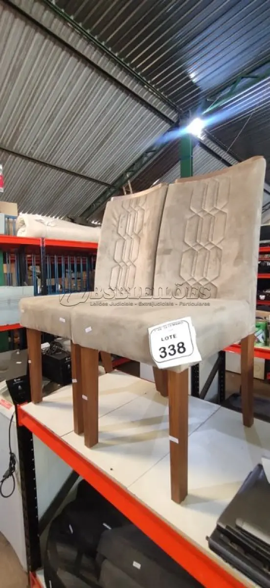 LOTE 338 - 02 CADEIRAS DE MADEIRA COM ASSENTO ALMOFADADO. (NO ESTADO) ATENÇÃO! FAZER A VISITAÇÃO ANTES DE ARREMATAR, NÃO SABEMOS SE FUNCIONA, LEILÃO NÃO TEM GARANTIA E NEM DEVOLUÇÃO, SUJEITO A POSSÍVEIS AVARIAS VISÍVEIS/OCULTAS E/OU AUSÊNCIA DE COMPONENTES.