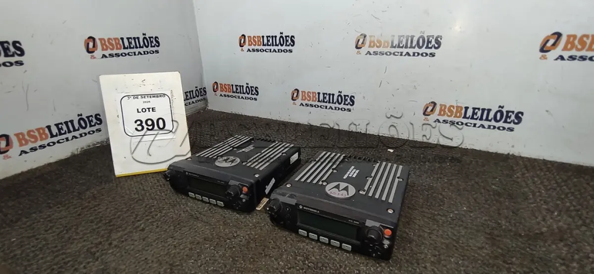 LOTE 390 - 02 RÁDIOS TRANSCEPTORES MARCA MOTOROLA. (NO ESTADO) ATENÇÃO! FAZER A VISITAÇÃO ANTES DE ARREMATAR, NÃO SABEMOS SE FUNCIONA, LEILÃO NÃO TEM GARANTIA E NEM DEVOLUÇÃO, SUJEITO A POSSÍVEIS AVARIAS VISÍVEIS/OCULTAS E/OU AUSÊNCIA DE COMPONENTES.