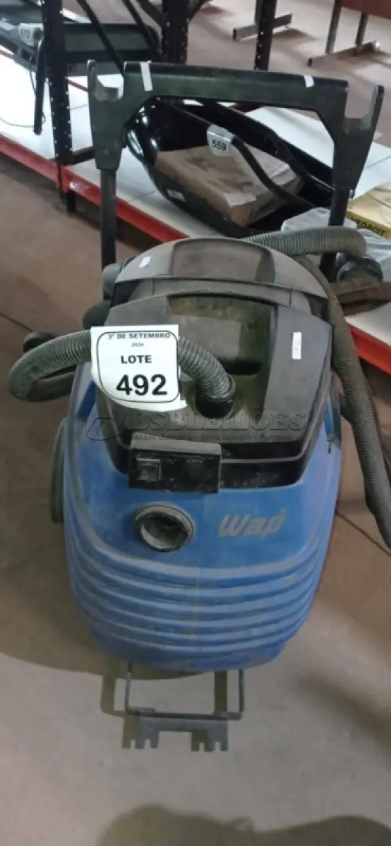 LOTE 492 - 01 ASPIRADOR INDUSTRIAL MODELO FLOOR VAC 1500 MARCA WAP. (NO ESTADO) ATENÇÃO! FAZER A VISITAÇÃO ANTES DE ARREMATAR, NÃO SABEMOS SE FUNCIONA, LEILÃO NÃO TEM GARANTIA E NEM DEVOLUÇÃO, SUJEITO A POSSÍVEIS AVARIAS VISÍVEIS/OCULTAS E/OU AUSÊNCIA DE COMPONENTES.