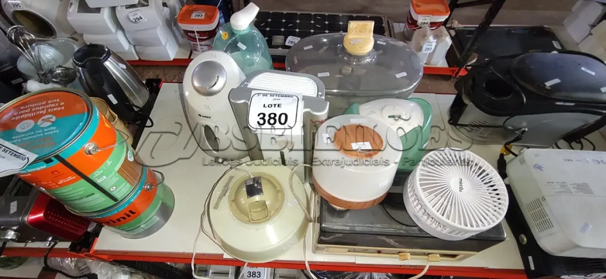 LOTE 380 - 06 UMIDIFICADORES DE AR, 01 DESUMIDIFICADOR, 01 VENTILADOR DE MESA E 01 LUMINÁRIAS DE MARCAS E MODELOS DIVERSOS. (NO ESTADO) ATENÇÃO! FAZER A VISITAÇÃO ANTES DE ARREMATAR, NÃO SABEMOS SE FUNCIONA, LEILÃO NÃO TEM GARANTIA E NEM DEVOLUÇÃO, SUJEITO A POSSÍVEIS AVARIAS VISÍVEIS/OCULTAS E/OU AUSÊNCIA DE COMPONENTES.