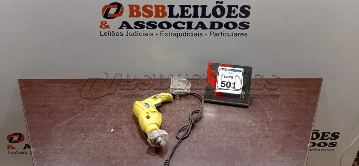 LOTE 501 - 01 FURADEIRA ELÉTRICA 220V MARCA TRAMONTINA. (NO ESTADO) ATENÇÃO! FAZER A VISITAÇÃO ANTES DE ARREMATAR, NÃO SABEMOS SE FUNCIONA, LEILÃO NÃO TEM GARANTIA E NEM DEVOLUÇÃO, SUJEITO A POSSÍVEIS AVARIAS VISÍVEIS/OCULTAS E/OU AUSÊNCIA DE COMPONENTES.