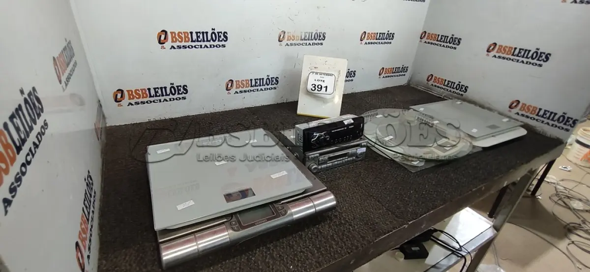 LOTE 391 - 06 BALANÇAS E 02 APARELHOS DE SOM AUTOMOTIVO DE MARCAS E MODELOS DIVERSOS. (NO ESTADO) ATENÇÃO! FAZER A VISITAÇÃO ANTES DE ARREMATAR, NÃO SABEMOS SE FUNCIONA, LEILÃO NÃO TEM GARANTIA E NEM DEVOLUÇÃO, SUJEITO A POSSÍVEIS AVARIAS VISÍVEIS/OCULTAS E/OU AUSÊNCIA DE COMPONENTES.