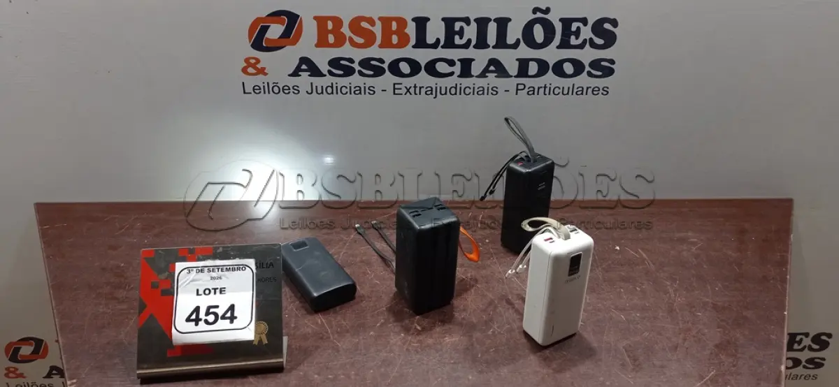 LOTE 454 - 04 POWER BANKS DE MARCAS E MODELOS DIVERSOS. (NO ESTADO) ATENÇÃO! FAZER A VISITAÇÃO ANTES DE ARREMATAR, NÃO SABEMOS SE FUNCIONA, LEILÃO NÃO TEM GARANTIA E NEM DEVOLUÇÃO, SUJEITO A POSSÍVEIS AVARIAS VISÍVEIS/OCULTAS E/OU AUSÊNCIA DE COMPONENTES.