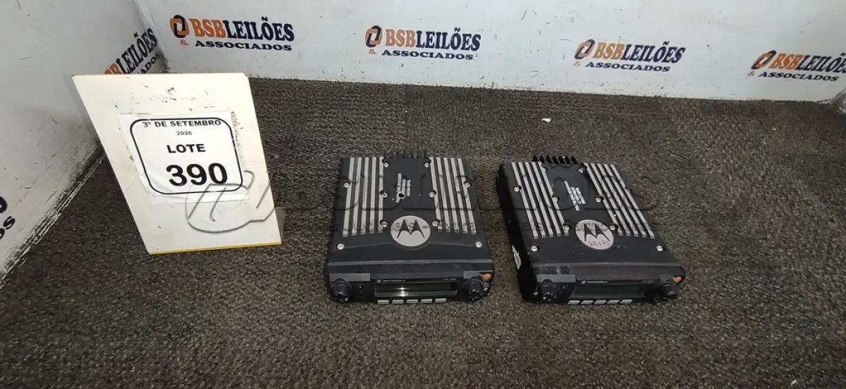 LOTE 390 - 02 RÁDIOS TRANSCEPTORES MARCA MOTOROLA. (NO ESTADO) ATENÇÃO! FAZER A VISITAÇÃO ANTES DE ARREMATAR, NÃO SABEMOS SE FUNCIONA, LEILÃO NÃO TEM GARANTIA E NEM DEVOLUÇÃO, SUJEITO A POSSÍVEIS AVARIAS VISÍVEIS/OCULTAS E/OU AUSÊNCIA DE COMPONENTES.
