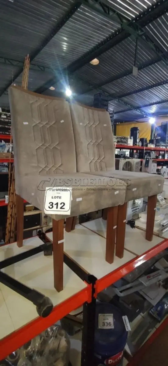LOTE 312 - 02 CADEIRAS DE MADEIRA COM ASSENTO ALMOFADADO. (NO ESTADO) ATENÇÃO! FAZER A VISITAÇÃO ANTES DE ARREMATAR, NÃO SABEMOS SE FUNCIONA, LEILÃO NÃO TEM GARANTIA E NEM DEVOLUÇÃO, SUJEITO A POSSÍVEIS AVARIAS VISÍVEIS/OCULTAS E/OU AUSÊNCIA DE COMPONENTES.