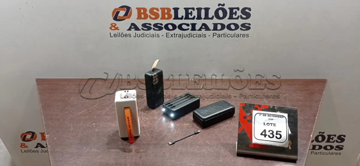 LOTE 435 - 04 POWER BANKS DE MARCAS E MODELOS DIVERSOS. (NO ESTADO) ATENÇÃO! FAZER A VISITAÇÃO ANTES DE ARREMATAR, NÃO SABEMOS SE FUNCIONA, LEILÃO NÃO TEM GARANTIA E NEM DEVOLUÇÃO, SUJEITO A POSSÍVEIS AVARIAS VISÍVEIS/OCULTAS E/OU AUSÊNCIA DE COMPONENTES.