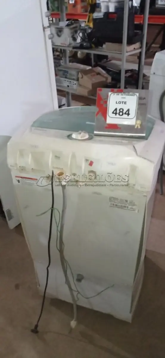 LOTE 484 - 01 LAVADORA AUTOMÁTICA 6KG 220V MARCA CONSUL. (NO ESTADO) ATENÇÃO! FAZER A VISITAÇÃO ANTES DE ARREMATAR, NÃO SABEMOS SE FUNCIONA, LEILÃO NÃO TEM GARANTIA E NEM DEVOLUÇÃO, SUJEITO A POSSÍVEIS AVARIAS VISÍVEIS/OCULTAS E/OU AUSÊNCIA DE COMPONENTES.