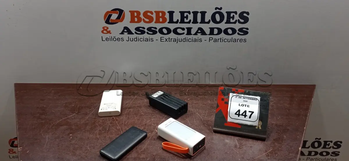 LOTE 447 - 04 POWER BANKS DE MARCAS E MODELOS DIVERSOS. (NO ESTADO) ATENÇÃO! FAZER A VISITAÇÃO ANTES DE ARREMATAR, NÃO SABEMOS SE FUNCIONA, LEILÃO NÃO TEM GARANTIA E NEM DEVOLUÇÃO, SUJEITO A POSSÍVEIS AVARIAS VISÍVEIS/OCULTAS E/OU AUSÊNCIA DE COMPONENTES.