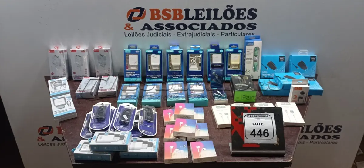 LOTE 446 - 01 LOTE COM VÁRIOS CABOS, CARREGADORES DE CELULAR E FONES DE OUVIDO MARCAS E MODELOS DIVERSOS. (NO ESTADO) ATENÇÃO! FAZER A VISITAÇÃO ANTES DE ARREMATAR, NÃO SABEMOS SE FUNCIONA, LEILÃO NÃO TEM GARANTIA E NEM DEVOLUÇÃO, SUJEITO A POSSÍVEIS AVARIAS VISÍVEIS/OCULTAS E/OU AUSÊNCIA DE COMPONENTES.