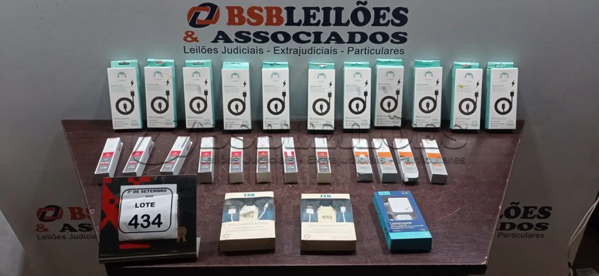 LOTE 434 - 01 LOTE COM VÁRIOS CABOS E CARREGADORES DE CELULARES DE MARCAS E MODELOS DIVERSOS. (NO ESTADO) ATENÇÃO! FAZER A VISITAÇÃO ANTES DE ARREMATAR, NÃO SABEMOS SE FUNCIONA, LEILÃO NÃO TEM GARANTIA E NEM DEVOLUÇÃO, SUJEITO A POSSÍVEIS AVARIAS VISÍVEIS/OCULTAS E/OU AUSÊNCIA DE COMPONENTES.