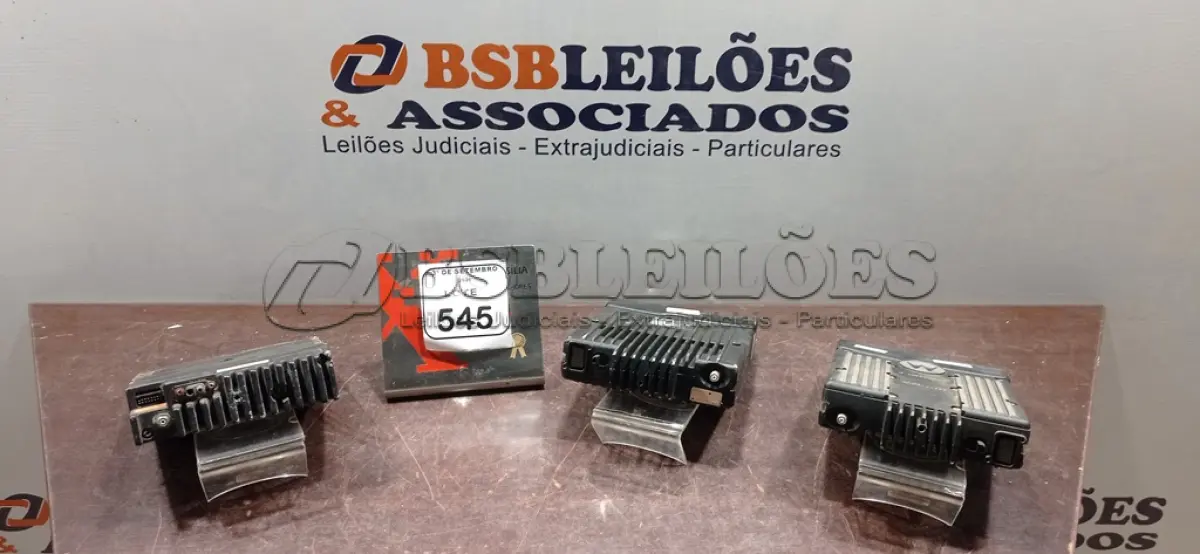 LOTE 545 - 03 RÁDIOS TRANSCEPTORES MARCA MOTOROLA. (NO ESTADO) ATENÇÃO! FAZER A VISITAÇÃO ANTES DE ARREMATAR, NÃO SABEMOS SE FUNCIONA, LEILÃO NÃO TEM GARANTIA E NEM DEVOLUÇÃO, SUJEITO A POSSÍVEIS AVARIAS VISÍVEIS/OCULTAS E/OU AUSÊNCIA DE COMPONENTES.