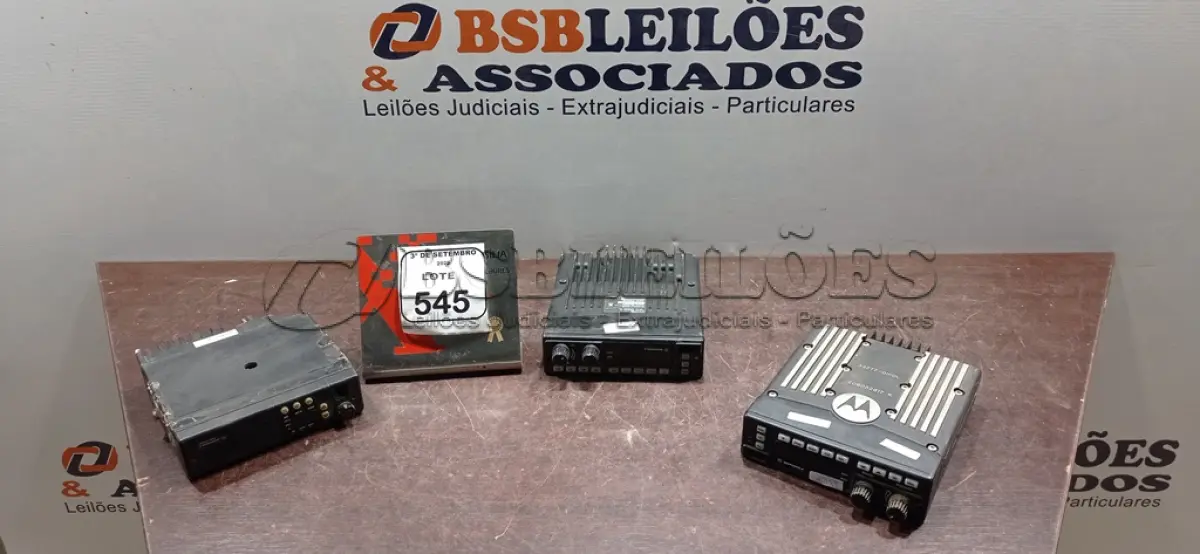 LOTE 545 - 03 RÁDIOS TRANSCEPTORES MARCA MOTOROLA. (NO ESTADO) ATENÇÃO! FAZER A VISITAÇÃO ANTES DE ARREMATAR, NÃO SABEMOS SE FUNCIONA, LEILÃO NÃO TEM GARANTIA E NEM DEVOLUÇÃO, SUJEITO A POSSÍVEIS AVARIAS VISÍVEIS/OCULTAS E/OU AUSÊNCIA DE COMPONENTES.