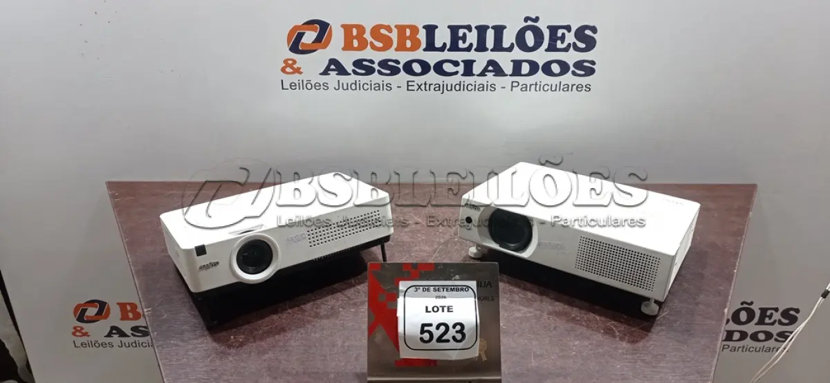 LOTE 523 - 02 PROJETORES SEM CABOS. (NO ESTADO) ATENÇÃO! FAZER A VISITAÇÃO ANTES DE ARREMATAR, NÃO SABEMOS SE FUNCIONA, LEILÃO NÃO TEM GARANTIA E NEM DEVOLUÇÃO, SUJEITO A POSSÍVEIS AVARIAS VISÍVEIS/OCULTAS E/OU AUSÊNCIA DE COMPONENTES.