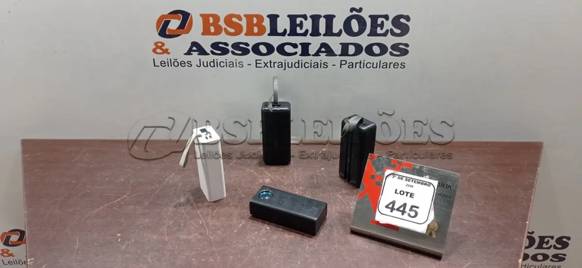 LOTE 445 - 04 POWER BANKS DE MARCAS E MODELOS DIVERSOS. (NO ESTADO) ATENÇÃO! FAZER A VISITAÇÃO ANTES DE ARREMATAR, NÃO SABEMOS SE FUNCIONA, LEILÃO NÃO TEM GARANTIA E NEM DEVOLUÇÃO, SUJEITO A POSSÍVEIS AVARIAS VISÍVEIS/OCULTAS E/OU AUSÊNCIA DE COMPONENTES.