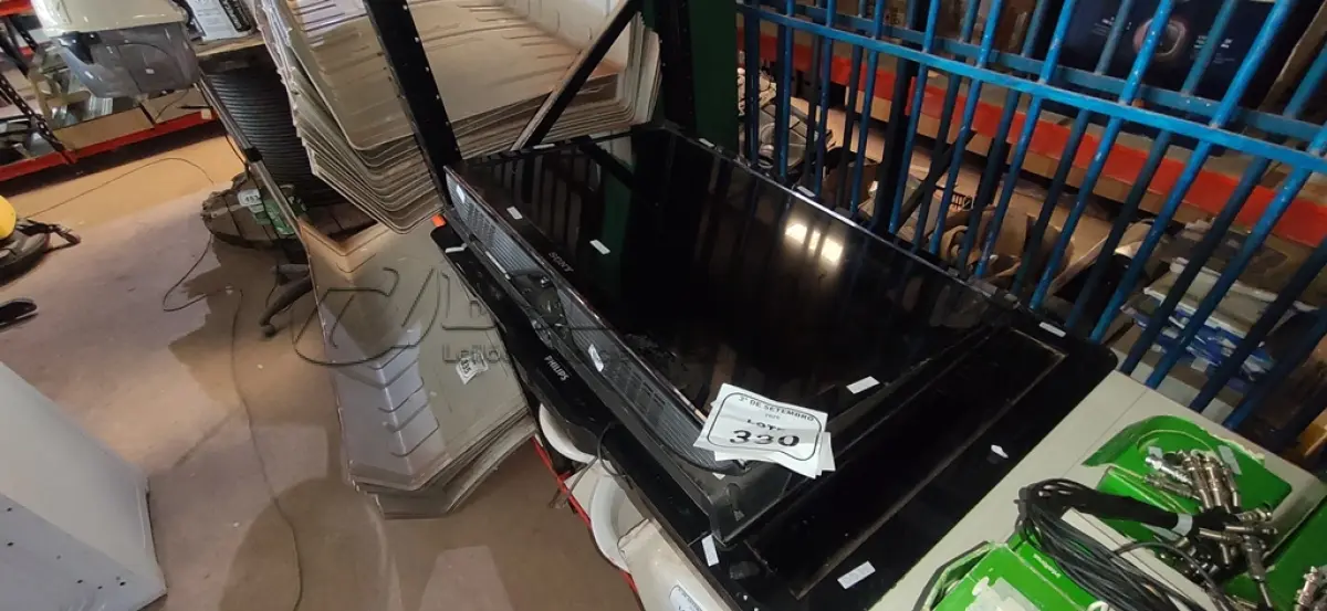 LOTE 330 - 03 TVS DE TAMANHOS E MARCAS DIVERSAS PARA RETIRADA DE PEÇAS. (NO ESTADO) ATENÇÃO! FAZER A VISITAÇÃO ANTES DE ARREMATAR, NÃO SABEMOS SE FUNCIONA, LEILÃO NÃO TEM GARANTIA E NEM DEVOLUÇÃO, SUJEITO A POSSÍVEIS AVARIAS VISÍVEIS/OCULTAS E/OU AUSÊNCIA DE COMPONENTES.