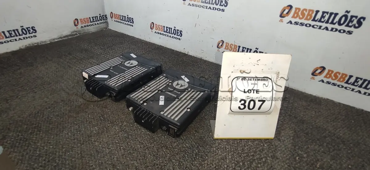 LOTE 307 - 02 RÁDIOS TRANSCEPTORES MARCA MOTOROLA. (NO ESTADO) ATENÇÃO! FAZER A VISITAÇÃO ANTES DE ARREMATAR, NÃO SABEMOS SE FUNCIONA, LEILÃO NÃO TEM GARANTIA E NEM DEVOLUÇÃO, SUJEITO A POSSÍVEIS AVARIAS VISÍVEIS/OCULTAS E/OU AUSÊNCIA DE COMPONENTES.