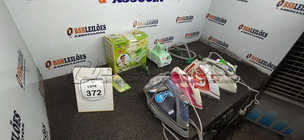 LOTE 372 - 01 NEBULIZADOR/INALADOR E 05 FERROS DE PASSAR DE MARCAS E MODELOS DIVERSOS. (NO ESTADO) ATENÇÃO! FAZER A VISITAÇÃO ANTES DE ARREMATAR, NÃO SABEMOS SE FUNCIONA, LEILÃO NÃO TEM GARANTIA E NEM DEVOLUÇÃO, SUJEITO A POSSÍVEIS AVARIAS VISÍVEIS/OCULTAS E/OU AUSÊNCIA DE COMPONENTES.