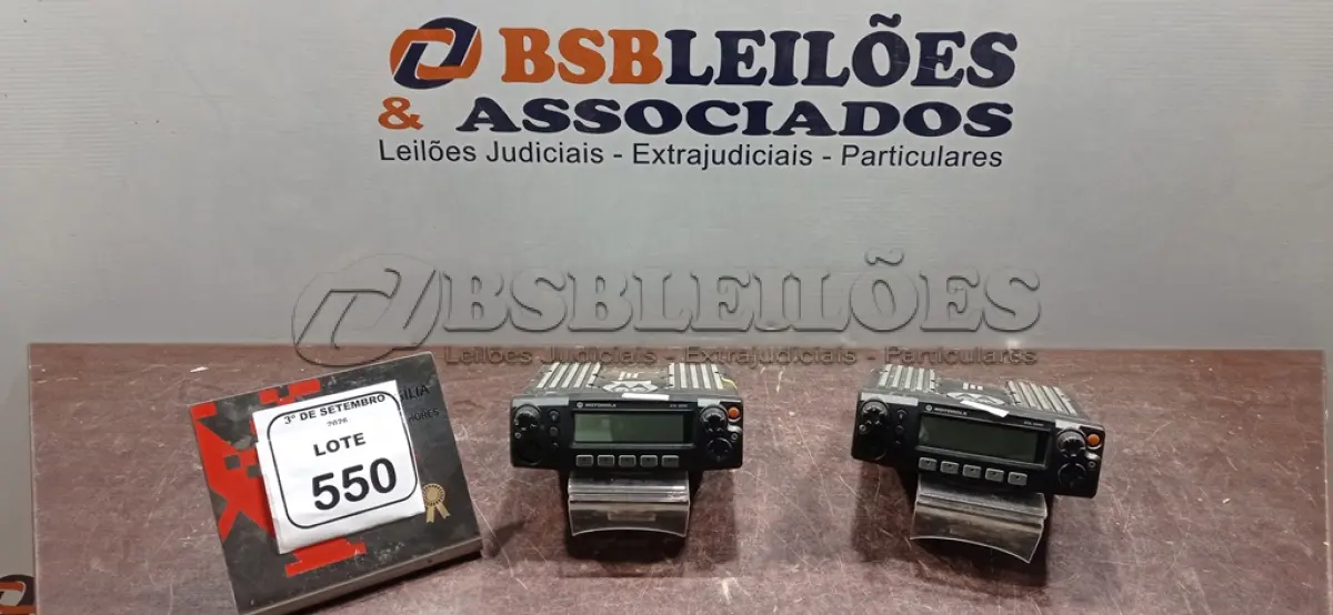 LOTE 550 - 02 RÁDIOS TRANSCEPTORES MARCA MOTOROLA. (NO ESTADO) ATENÇÃO! FAZER A VISITAÇÃO ANTES DE ARREMATAR, NÃO SABEMOS SE FUNCIONA, LEILÃO NÃO TEM GARANTIA E NEM DEVOLUÇÃO, SUJEITO A POSSÍVEIS AVARIAS VISÍVEIS/OCULTAS E/OU AUSÊNCIA DE COMPONENTES.