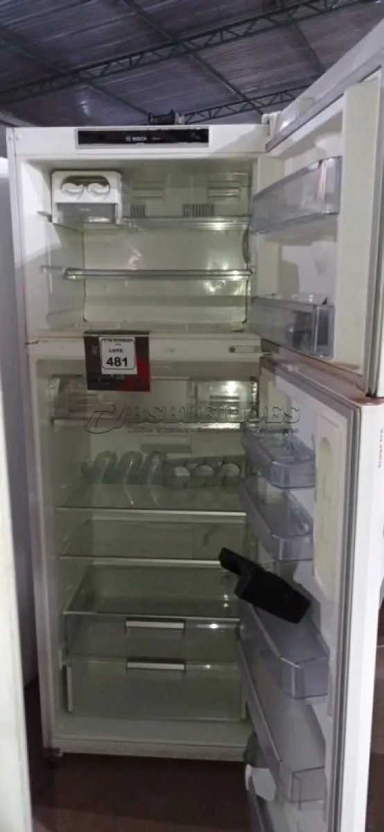 LOTE 481 - 01 GELADEIRA 220V MARCA BOSCH.  (NO ESTADO) ATENÇÃO! FAZER A VISITAÇÃO ANTES DE ARREMATAR, NÃO SABEMOS SE FUNCIONA, LEILÃO NÃO TEM GARANTIA E NEM DEVOLUÇÃO, SUJEITO A POSSÍVEIS AVARIAS VISÍVEIS/OCULTAS E/OU AUSÊNCIA DE COMPONENTES.