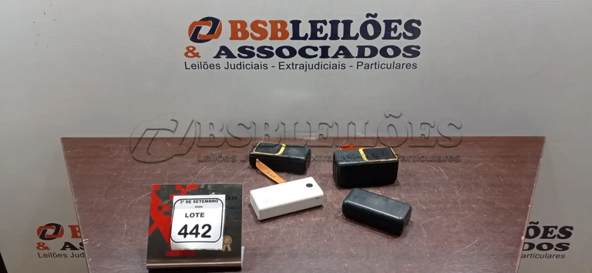 LOTE 442 - 04 POWER BANKS DE MARCAS E MODELOS DIVERSOS. (NO ESTADO) ATENÇÃO! FAZER A VISITAÇÃO ANTES DE ARREMATAR, NÃO SABEMOS SE FUNCIONA, LEILÃO NÃO TEM GARANTIA E NEM DEVOLUÇÃO, SUJEITO A POSSÍVEIS AVARIAS VISÍVEIS/OCULTAS E/OU AUSÊNCIA DE COMPONENTES.