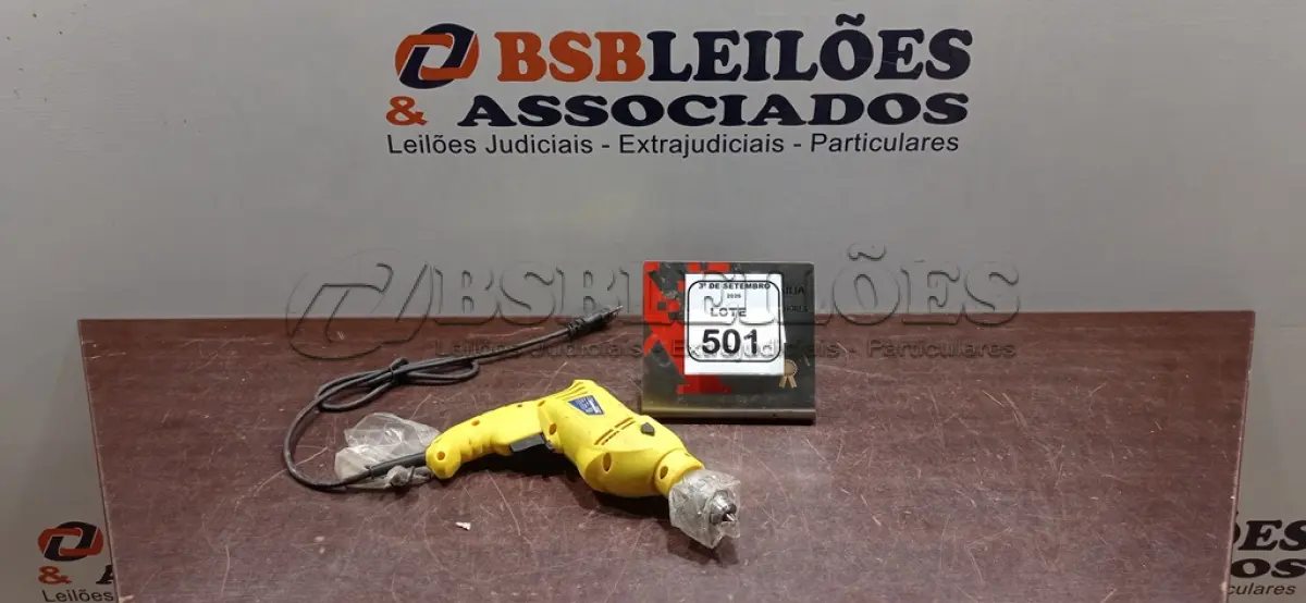 LOTE 501 - 01 FURADEIRA ELÉTRICA 220V MARCA TRAMONTINA. (NO ESTADO) ATENÇÃO! FAZER A VISITAÇÃO ANTES DE ARREMATAR, NÃO SABEMOS SE FUNCIONA, LEILÃO NÃO TEM GARANTIA E NEM DEVOLUÇÃO, SUJEITO A POSSÍVEIS AVARIAS VISÍVEIS/OCULTAS E/OU AUSÊNCIA DE COMPONENTES.