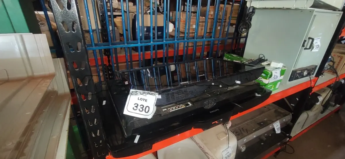 LOTE 330 - 03 TVS DE TAMANHOS E MARCAS DIVERSAS PARA RETIRADA DE PEÇAS. (NO ESTADO) ATENÇÃO! FAZER A VISITAÇÃO ANTES DE ARREMATAR, NÃO SABEMOS SE FUNCIONA, LEILÃO NÃO TEM GARANTIA E NEM DEVOLUÇÃO, SUJEITO A POSSÍVEIS AVARIAS VISÍVEIS/OCULTAS E/OU AUSÊNCIA DE COMPONENTES.