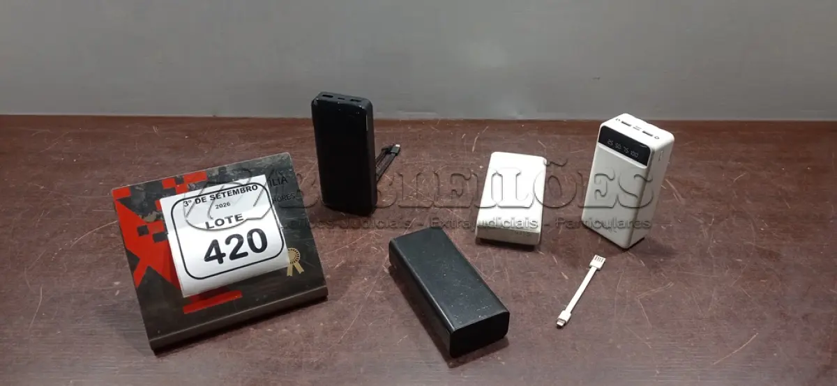 LOTE 420 - 04 POWER BANKS DE MARCAS E MODELOS DIVERSOS. (NO ESTADO) ATENÇÃO! FAZER A VISITAÇÃO ANTES DE ARREMATAR, NÃO SABEMOS SE FUNCIONA, LEILÃO NÃO TEM GARANTIA E NEM DEVOLUÇÃO, SUJEITO A POSSÍVEIS AVARIAS VISÍVEIS/OCULTAS E/OU AUSÊNCIA DE COMPONENTES.