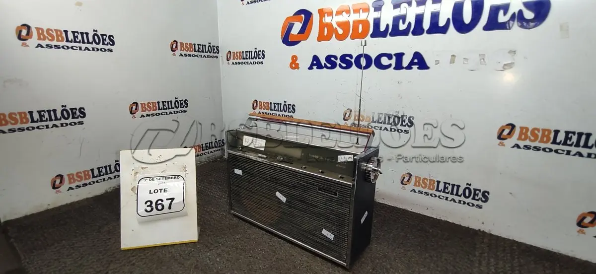 LOTE 367 - 01 APARELHO DE SOM ANTIGO MODELO TRANSGLOBE MARCA PHILCO. (NO ESTADO) ATENÇÃO! FAZER A VISITAÇÃO ANTES DE ARREMATAR, NÃO SABEMOS SE FUNCIONA, LEILÃO NÃO TEM GARANTIA E NEM DEVOLUÇÃO, SUJEITO A POSSÍVEIS AVARIAS VISÍVEIS/OCULTAS E/OU AUSÊNCIA DE COMPONENTES.