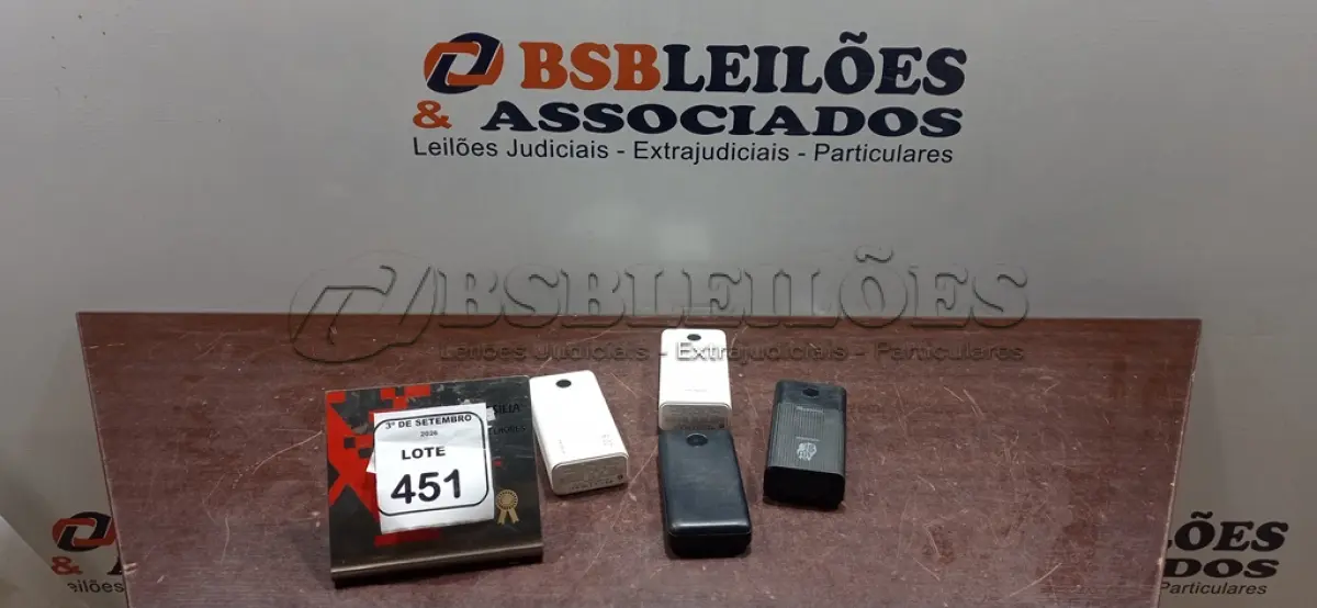 LOTE 451 - 04 POWER BANKS DE MARCAS E MODELOS DIVERSOS. (NO ESTADO) ATENÇÃO! FAZER A VISITAÇÃO ANTES DE ARREMATAR, NÃO SABEMOS SE FUNCIONA, LEILÃO NÃO TEM GARANTIA E NEM DEVOLUÇÃO, SUJEITO A POSSÍVEIS AVARIAS VISÍVEIS/OCULTAS E/OU AUSÊNCIA DE COMPONENTES.