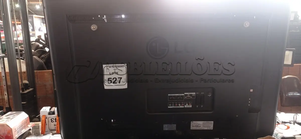 LOTE 527 - 01 TV 42’’ MARCA LG. (NO ESTADO) ATENÇÃO! FAZER A VISITAÇÃO ANTES DE ARREMATAR, NÃO SABEMOS SE FUNCIONA, LEILÃO NÃO TEM GARANTIA E NEM DEVOLUÇÃO, SUJEITO A POSSÍVEIS AVARIAS VISÍVEIS/OCULTAS E/OU AUSÊNCIA DE COMPONENTES.