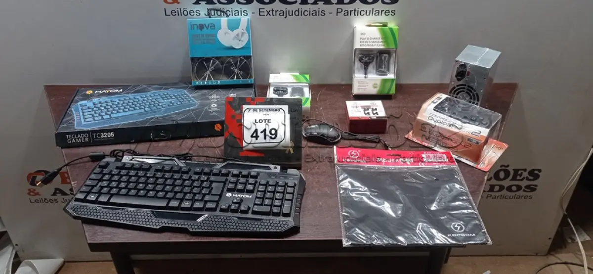 LOTE 419 - 01 FONTE DE PC, 01 SUPORTE PARA TV, 01 MOUSE PAD, 01 MOUSE, 02 CARREGADORES DE CONTROLE DE XBOX, 01 FONE DE OUVIDO, 01 TECLADO GAMER E 01 CONTROLE DE PS2. (NO ESTADO) ATENÇÃO! FAZER A VISITAÇÃO ANTES DE ARREMATAR, NÃO SABEMOS SE FUNCIONA, LEILÃO NÃO TEM GARANTIA E NEM DEVOLUÇÃO, SUJEITO A POSSÍVEIS AVARIAS VISÍVEIS/OCULTAS E/OU AUSÊNCIA DE COMPONENTES.
