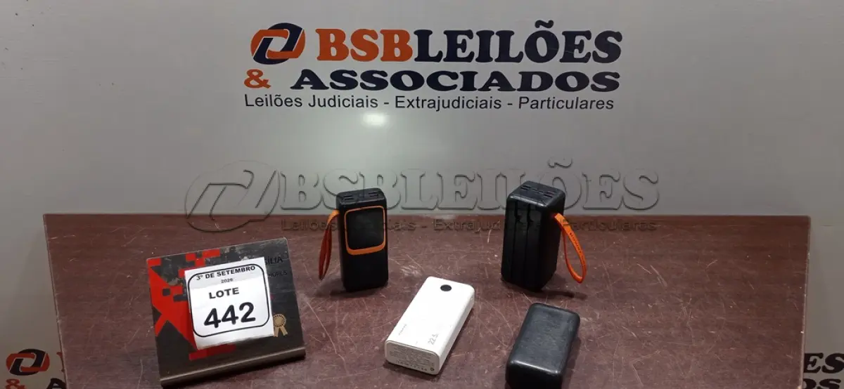 LOTE 442 - 04 POWER BANKS DE MARCAS E MODELOS DIVERSOS. (NO ESTADO) ATENÇÃO! FAZER A VISITAÇÃO ANTES DE ARREMATAR, NÃO SABEMOS SE FUNCIONA, LEILÃO NÃO TEM GARANTIA E NEM DEVOLUÇÃO, SUJEITO A POSSÍVEIS AVARIAS VISÍVEIS/OCULTAS E/OU AUSÊNCIA DE COMPONENTES.