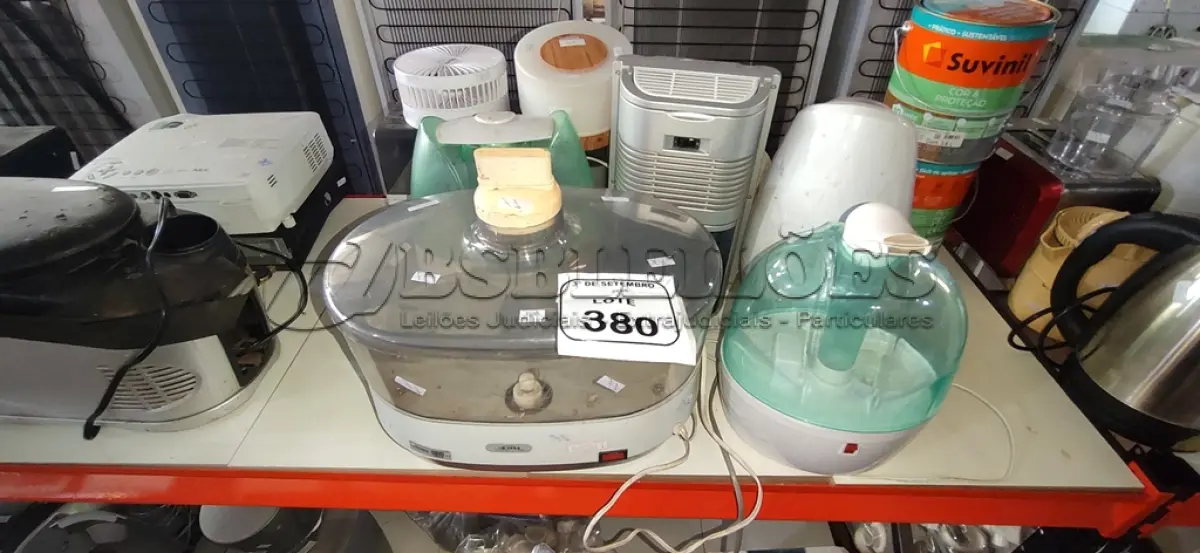 LOTE 380 - 06 UMIDIFICADORES DE AR, 01 DESUMIDIFICADOR, 01 VENTILADOR DE MESA E 01 LUMINÁRIAS DE MARCAS E MODELOS DIVERSOS. (NO ESTADO) ATENÇÃO! FAZER A VISITAÇÃO ANTES DE ARREMATAR, NÃO SABEMOS SE FUNCIONA, LEILÃO NÃO TEM GARANTIA E NEM DEVOLUÇÃO, SUJEITO A POSSÍVEIS AVARIAS VISÍVEIS/OCULTAS E/OU AUSÊNCIA DE COMPONENTES.