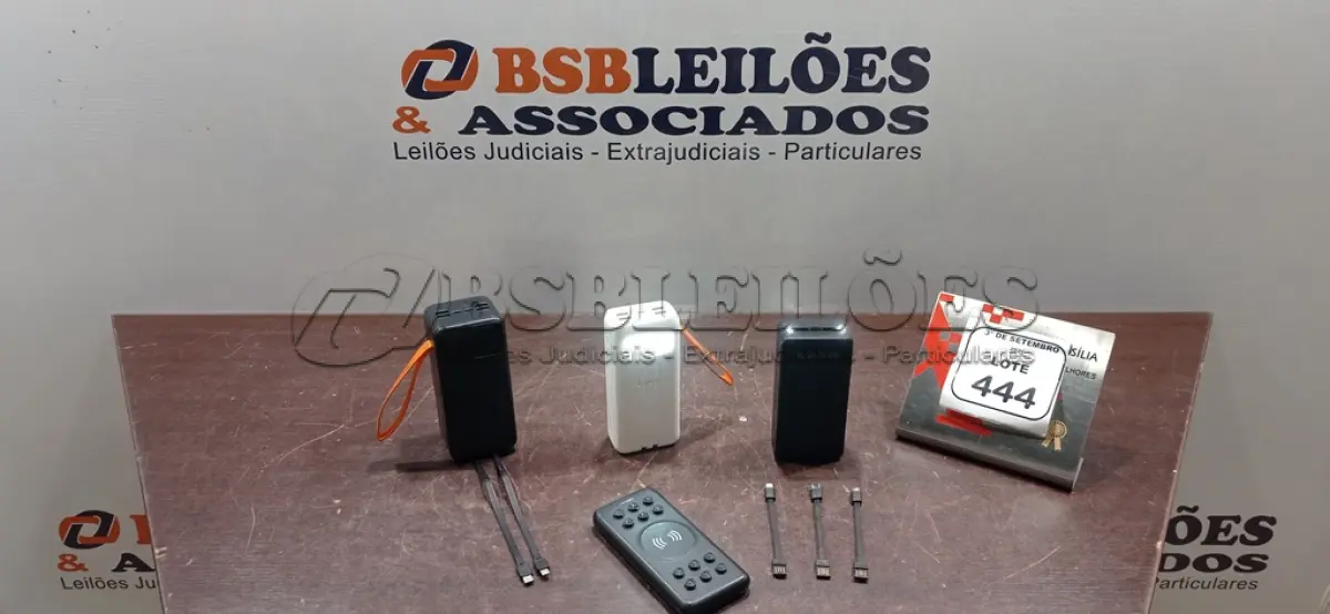 LOTE 444 - 04 POWER BANKS DE MARCAS E MODELOS DIVERSOS. (NO ESTADO) ATENÇÃO! FAZER A VISITAÇÃO ANTES DE ARREMATAR, NÃO SABEMOS SE FUNCIONA, LEILÃO NÃO TEM GARANTIA E NEM DEVOLUÇÃO, SUJEITO A POSSÍVEIS AVARIAS VISÍVEIS/OCULTAS E/OU AUSÊNCIA DE COMPONENTES.