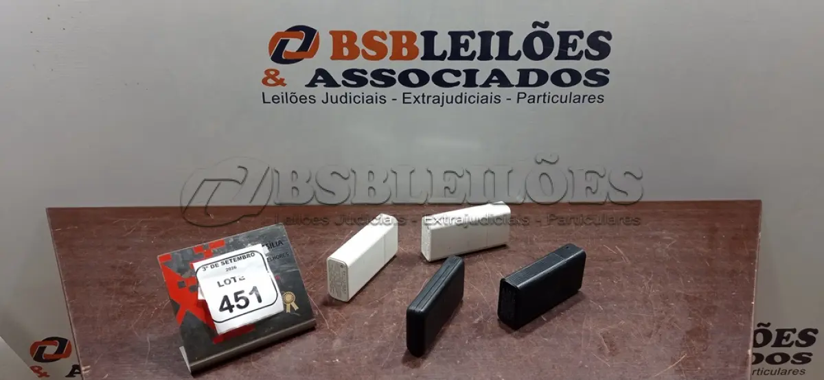 LOTE 451 - 04 POWER BANKS DE MARCAS E MODELOS DIVERSOS. (NO ESTADO) ATENÇÃO! FAZER A VISITAÇÃO ANTES DE ARREMATAR, NÃO SABEMOS SE FUNCIONA, LEILÃO NÃO TEM GARANTIA E NEM DEVOLUÇÃO, SUJEITO A POSSÍVEIS AVARIAS VISÍVEIS/OCULTAS E/OU AUSÊNCIA DE COMPONENTES.
